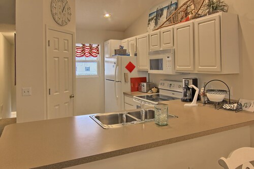 2BR Adorable Creekside Condo in Charlevoix, walking distance to Ferry Beach