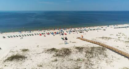 Snowbird-friendly condo with WiFi, on-site pools, hot tub, golf, & tennis
