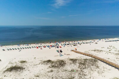 Snowbird-friendly condo with WiFi, on-site pools, hot tub, golf, & tennis