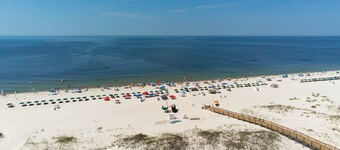 Snowbird-friendly condo with WiFi, on-site pools, hot tub, golf, & tennis