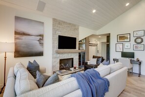 TV, fireplace