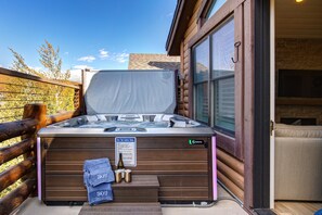 Outdoor spa tub - Luxury Condo & Professional Design, Free Shuttle & Hot Tub + Walk to Ski Lift! (Deer Valley)