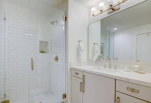 Combined shower/bathtub, hair dryer, towels