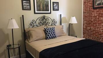 1 soverom, strykejern/-brett, wi-fi (inkludert) og sengetøy