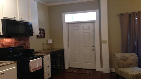 Fridge, microwave, oven, stovetop. LU-ZAN SUITES, SUITE B