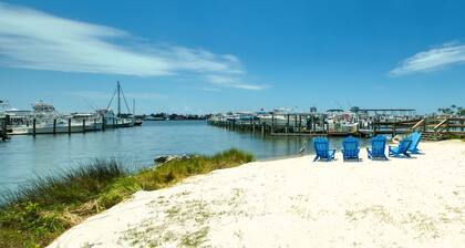 UUSI LUETTELO! Waterfront-huoneisto, jossa on yhteinen uima-allas, tennis ja sauna - lähellä rantaa