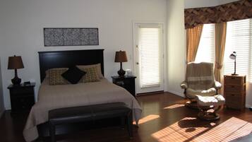 3 間睡房、書桌、熨斗/熨衫板、可攜式嬰兒床