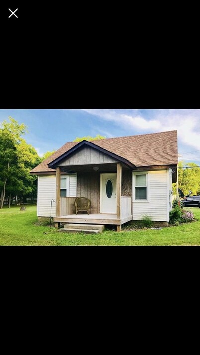 Newly remodeled, cozy cottage only steps away from the Katy Trail in Windsor, MO