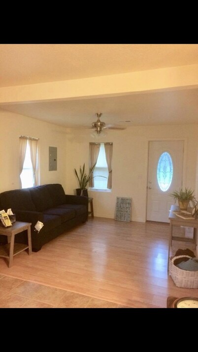 Recientemente remodelada, acogedora casa de campo a pocos pasos de Katy Trail en Windsor, MO