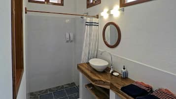 Chuveiro, secador de cabelo, toalhas de banho, sabonete