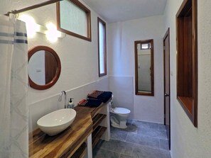 Regadera, secadora de cabello, toallas, jabón 