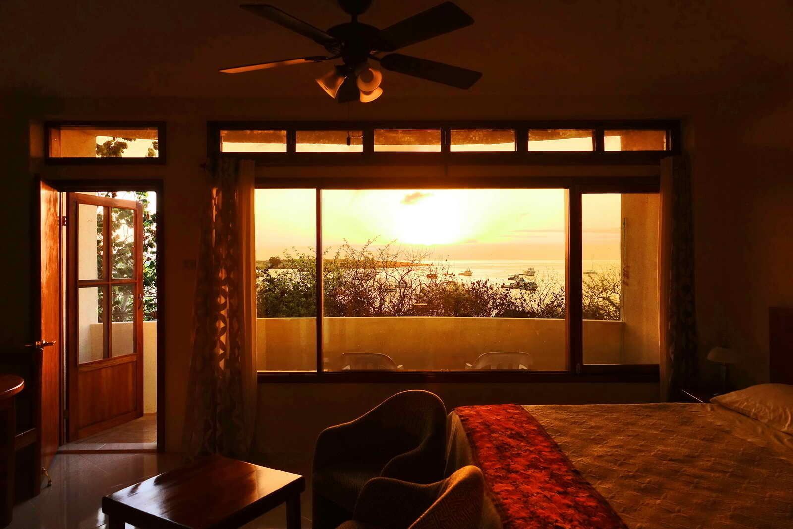 Coffre-fort, bureau, fer et planche à repasser, Wi-Fi