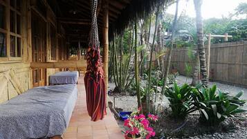 Kahden hengen deluxe-huone, osittainen merinäköala | Tallelokero huoneessa, yksilöllisesti sisustettu