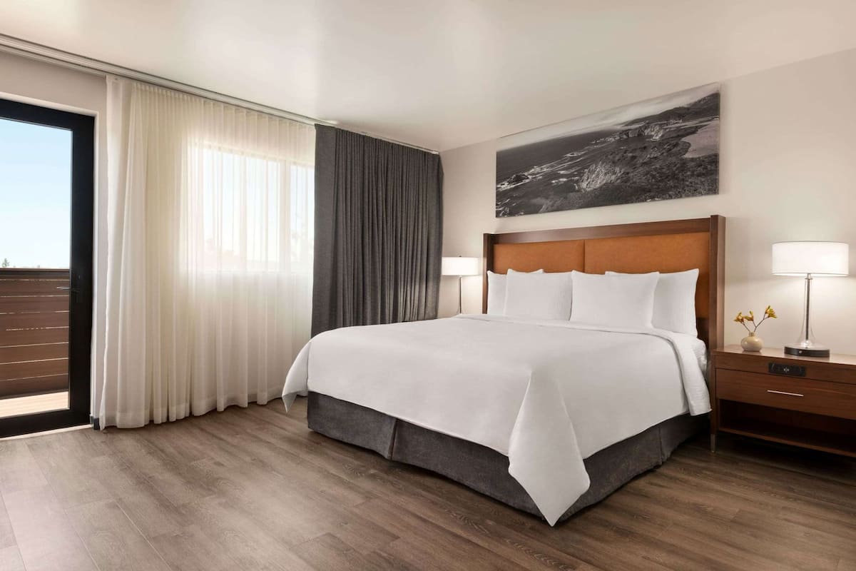 Ropa de cama de alta calidad y escritorio