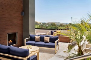 室外游泳池，日光浴躺椅