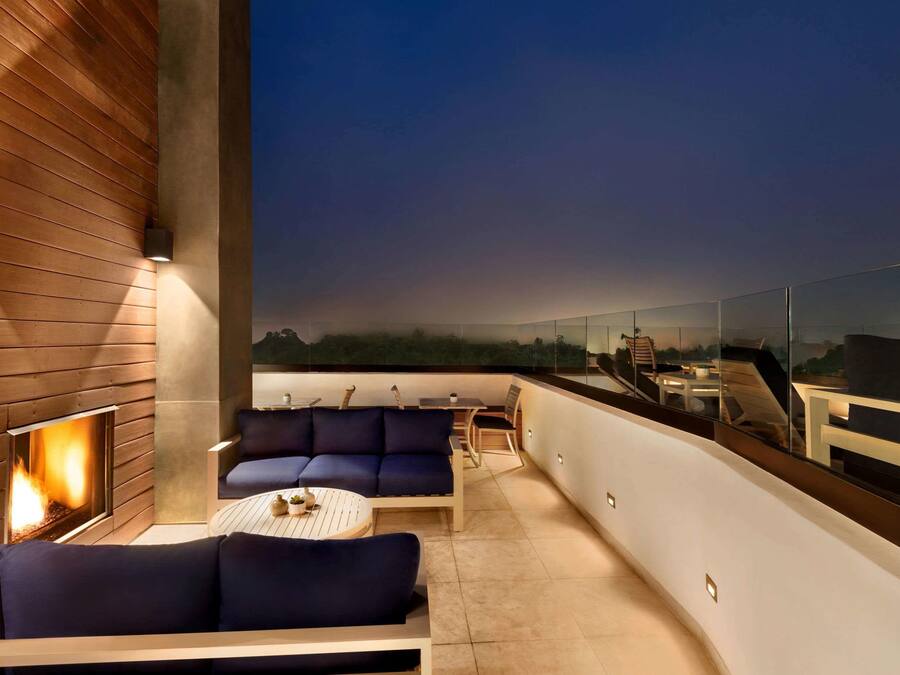 Utomhuspool med öppettider 10.00 till 22.00, och solstolar