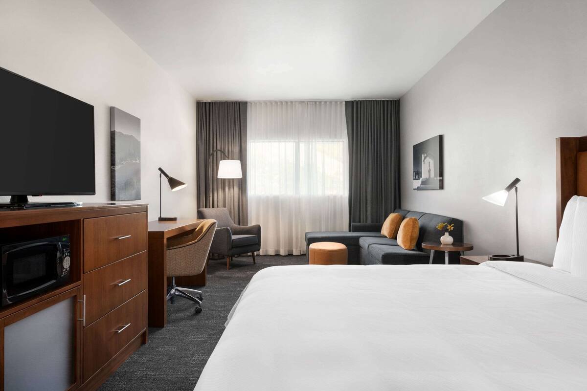 Executive Room, 1 King Bed, Non Smoking | Premium bedding, desk, laptop workspace, iron/ironing board