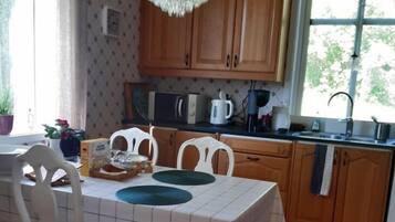 Comfort-dobbeltværelse - 2 soveværelser - køkken | Privat køkken | Køleskab/fryser i fuld størrelse, mikrobølgeovn, ovn, kogeplade