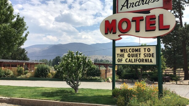 Een motelbord met de tekst 'Andrews' en 'Motel', dat bezoekers verwelkomt aan de rustige kant van Californië.