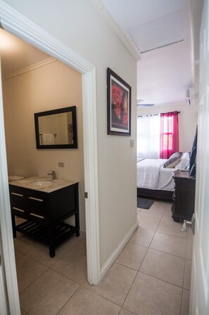Room | 2 bedrooms, pillow-top beds, blackout curtains, iron/ironing board - Palms PARADISE (Kingston)