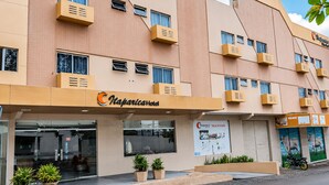 Un hotel con diseño moderno, que destaca un cartel con el nombre 'Itaparica Hotel' y una fachada visible.