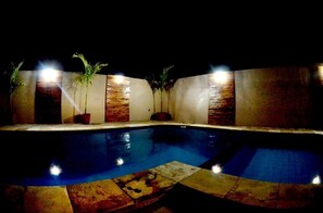 室外泳池；躺椅