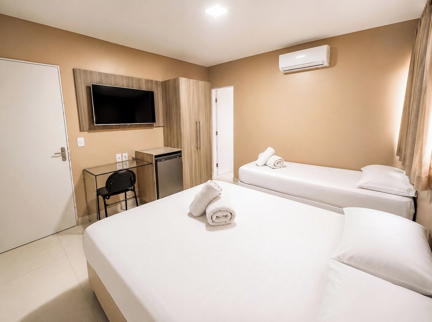 Quarto triplo | Frigobar, escrivaninha, ferros/tábuas de passar roupa, Wi-Fi de cortesia