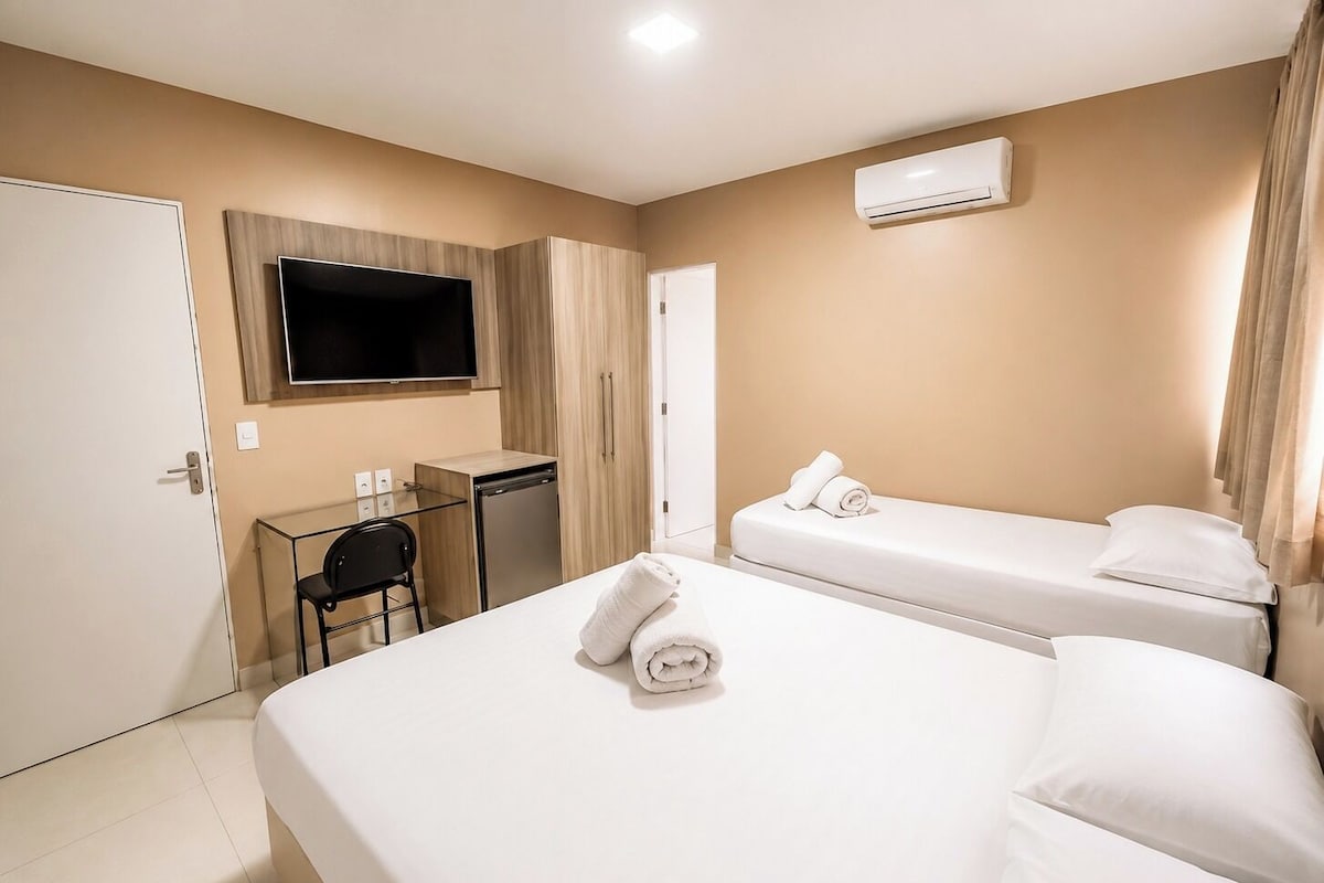 Minibar, escritorio, tabla de planchar con plancha y wifi gratis