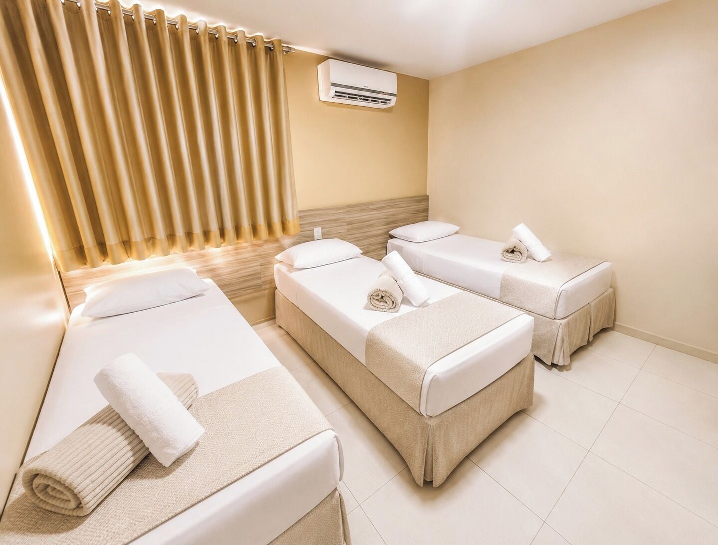 Quarto triplo | Frigobar, escrivaninha, ferros/tábuas de passar roupa, Wi-Fi de cortesia