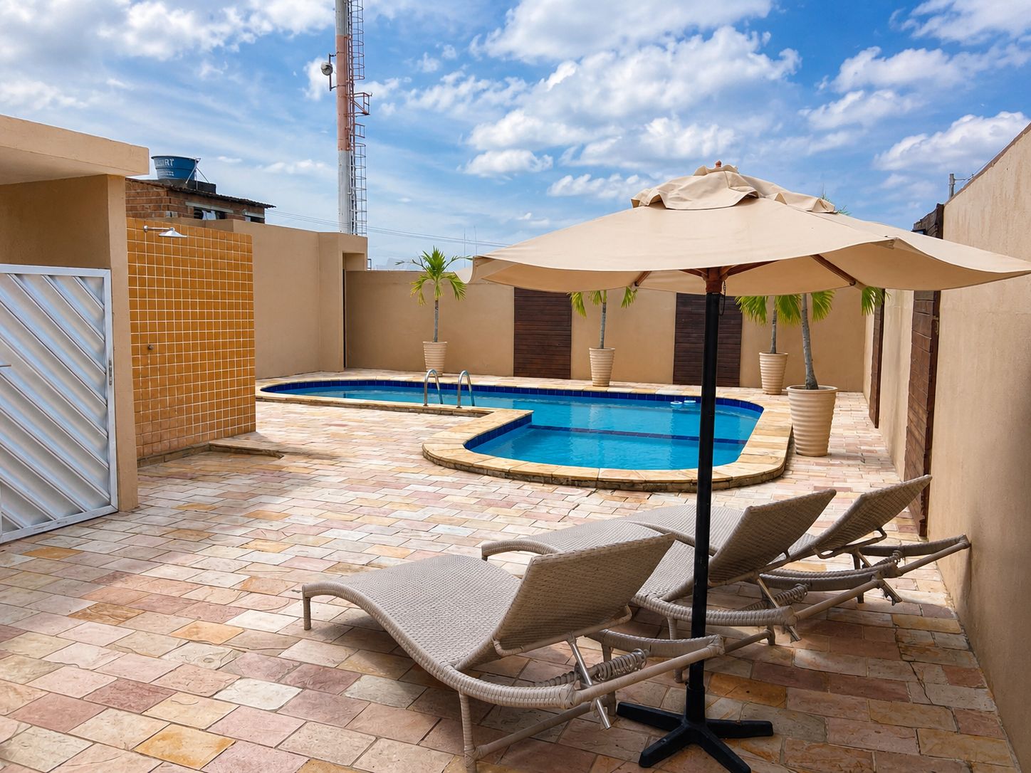 Una piscina al aire libre, sillones reclinables de piscina