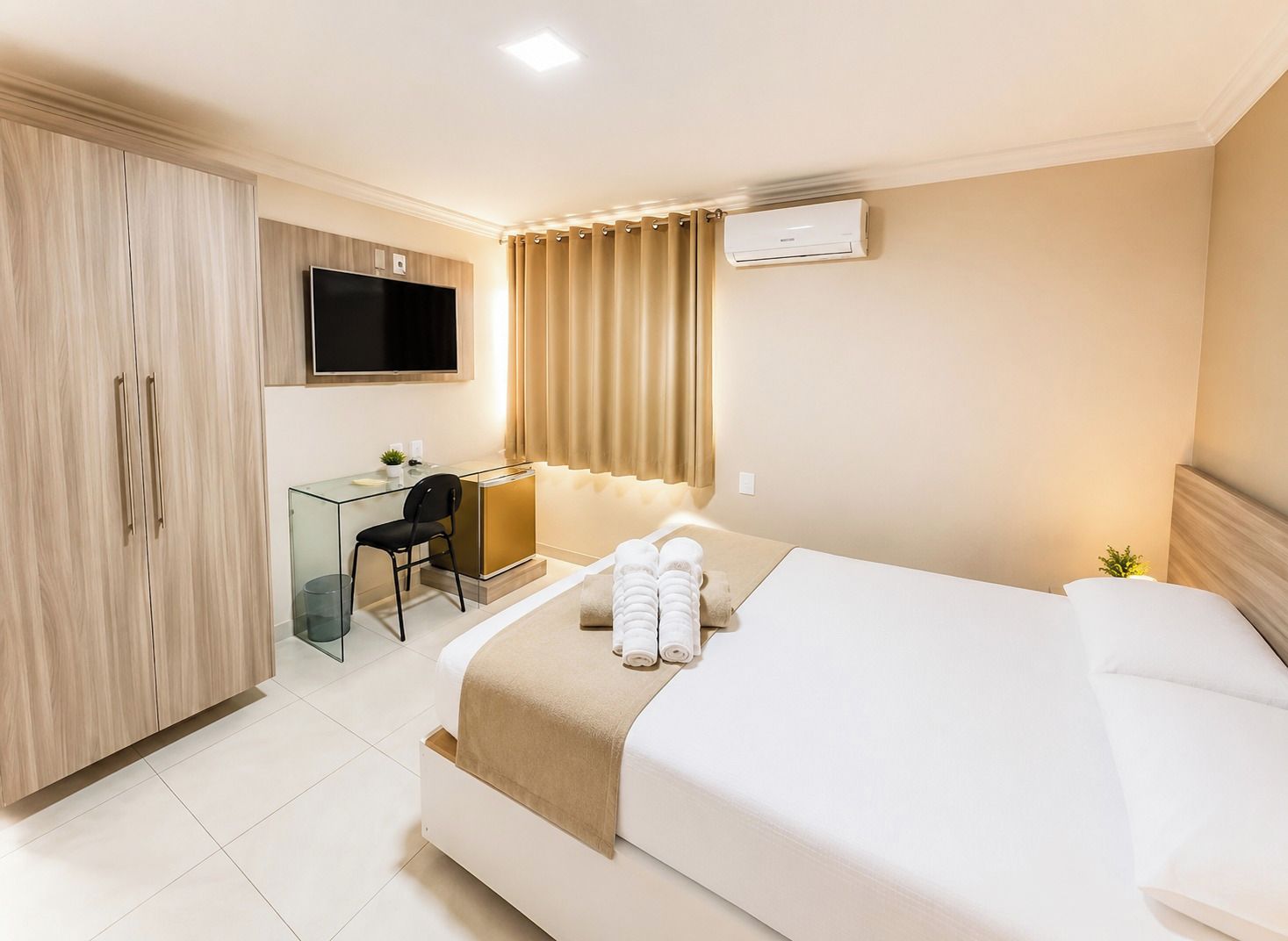 Quarto casal ou duplo | Frigobar, escrivaninha, ferros/tábuas de passar roupa, Wi-Fi de cortesia