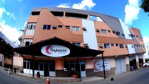 A hotel with a modern architectural design, featuring a prominent entrance with a signboard. - Hotel Itaparica (Caruaru)
