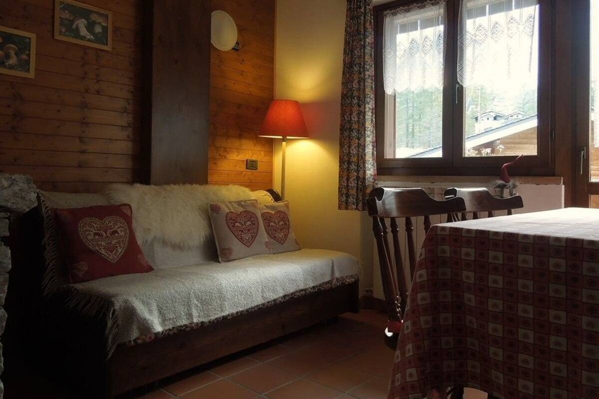 Departamento, 1 habitación, vista a la montaña | Área de sala de estar | Televisión de pantalla plana y chimenea