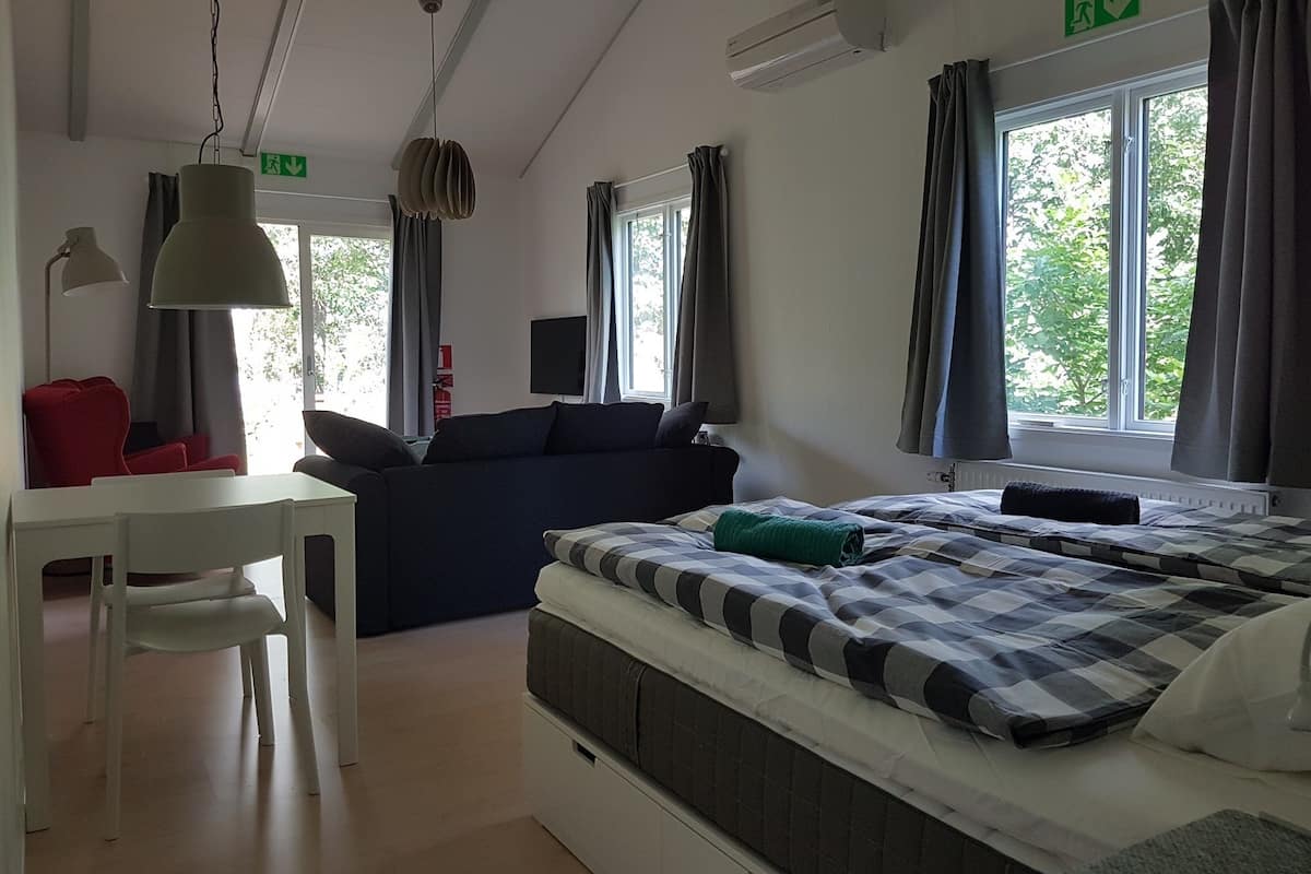 Estudio | Tabla de planchar con plancha, wifi gratis, ropa de cama