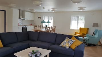 Comfort-Apartment, Mehrere Betten, Terrasse, Seeblick | Bügeleisen/Bügelbrett, kostenloses WLAN, Bettwäsche