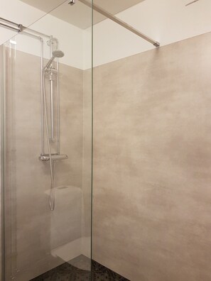 Studio | Bathroom | Shower, towels - Den Sovande Älgen (Markaryd)