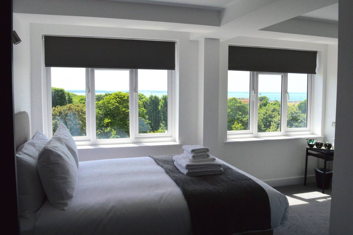 Premium bedding, iron/ironing board, free WiFi, bed sheets