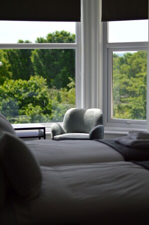 Habitación familiar | Ropa de cama de alta calidad y tabla de planchar con plancha 