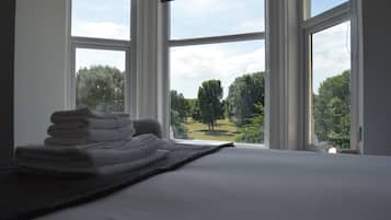 Quarto casal superior, 1 cama de casal, vista para o parque | Roupas de cama premium, ferros/tábuas de passar roupa, Wi-Fi de cortesia