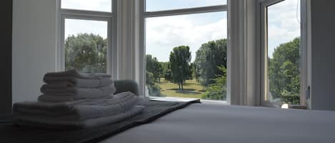 Chambre supérieure double, 1 lit double, vue sur le parc | Literie de qualité, fer et planche à repasser, accÚs au Wi-Fi (inclus)