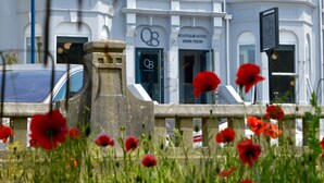 A building with a sign reading "Boutique Hotel Q8". - Q8 Boutique Hotel (Portsmouth)