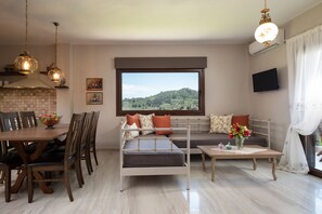 Appartement Deluxe (Rodia) | Aire de séjour | Téléviseur à écran plat de 32 po avec télévision par satellite