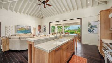 Bungalow, 3 Bedrooms (16) | Private kitchen | Full-sized fridge, microwave, oven, stovetop