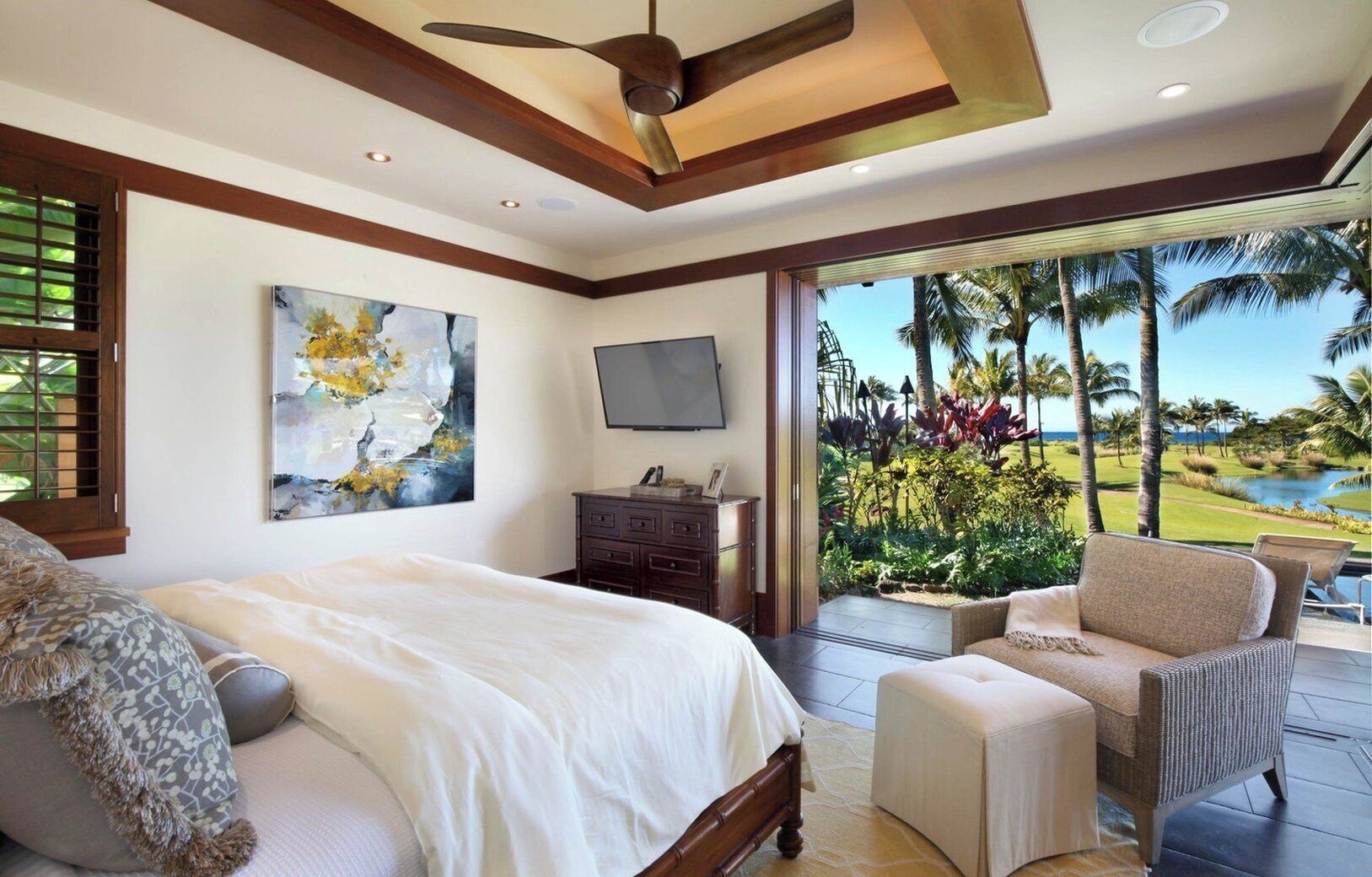 Egyptian cotton sheets, premium bedding, pillowtop beds, desk