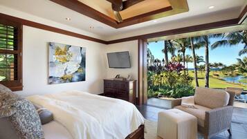 Egyptian cotton sheets, premium bedding, pillowtop beds, desk