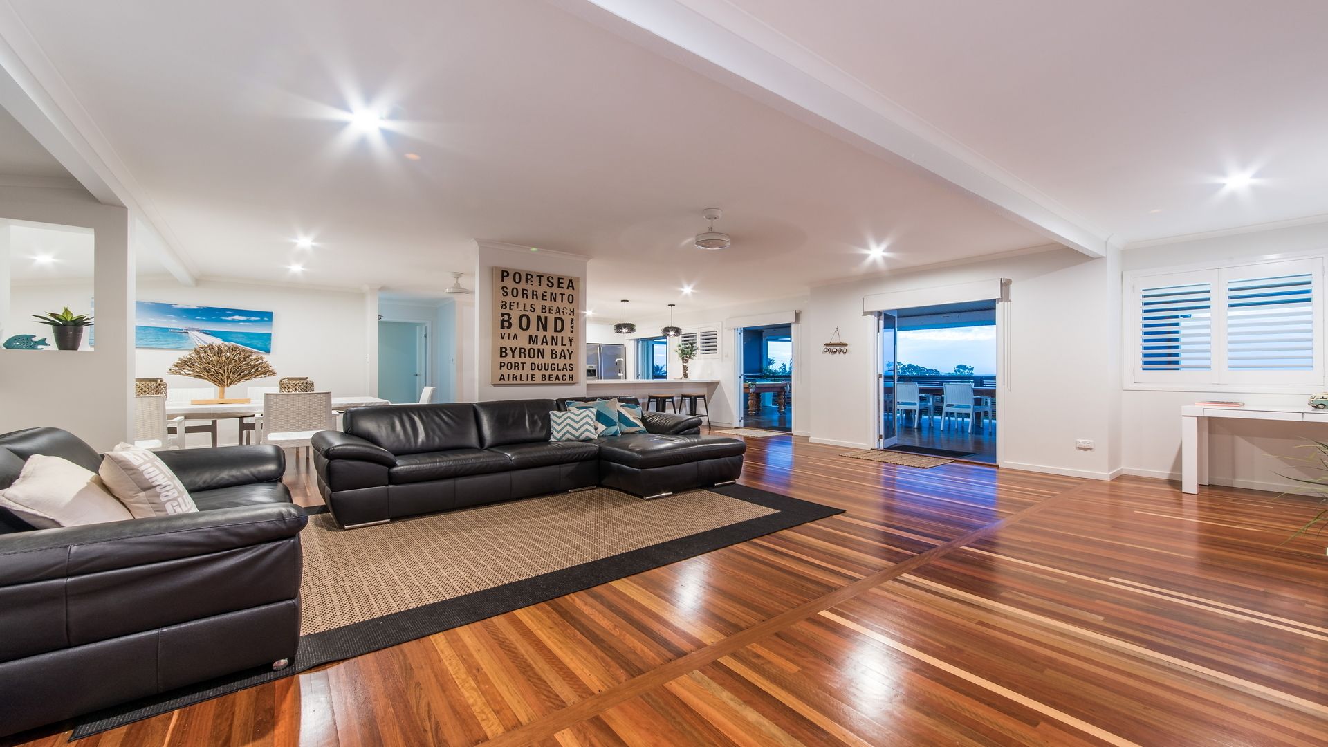 House, 4 Bedrooms | Living room | Flat-screen TV