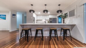 House, 4 Bedrooms | Private kitchen | Full-size fridge, microwave, oven, stovetop - Hayman Views (Airlie Beach)