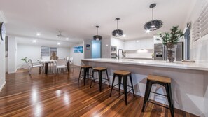 House, 4 Bedrooms | In-room dining