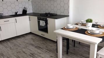 Design-Apartment, 2 Schlafzimmer, Blick auf den Innenhof | Eigene Küche | Großer Kühlschrank