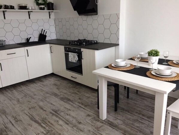Apartamento de diseño, 2 habitaciones, vistas al patio | Cocina privada | Frigorífico grande